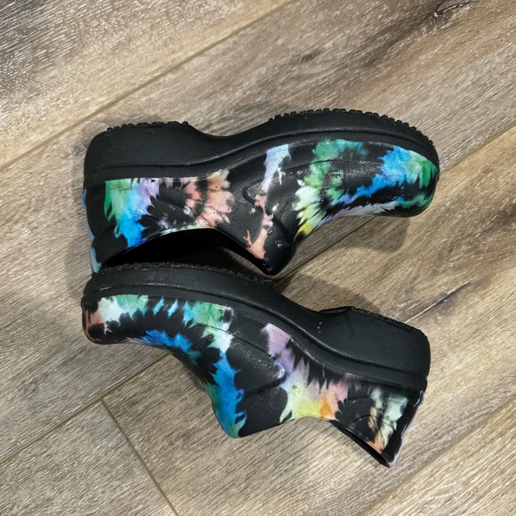 Women’s Crocs for work or play, nurses shoes - Picture 1 of 4
